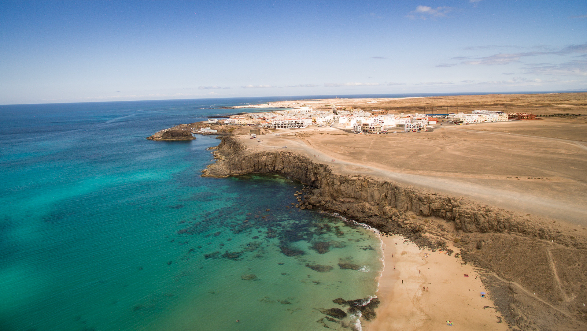 Felsküste lädt zu Strandspaziergängen bei El Cotillo