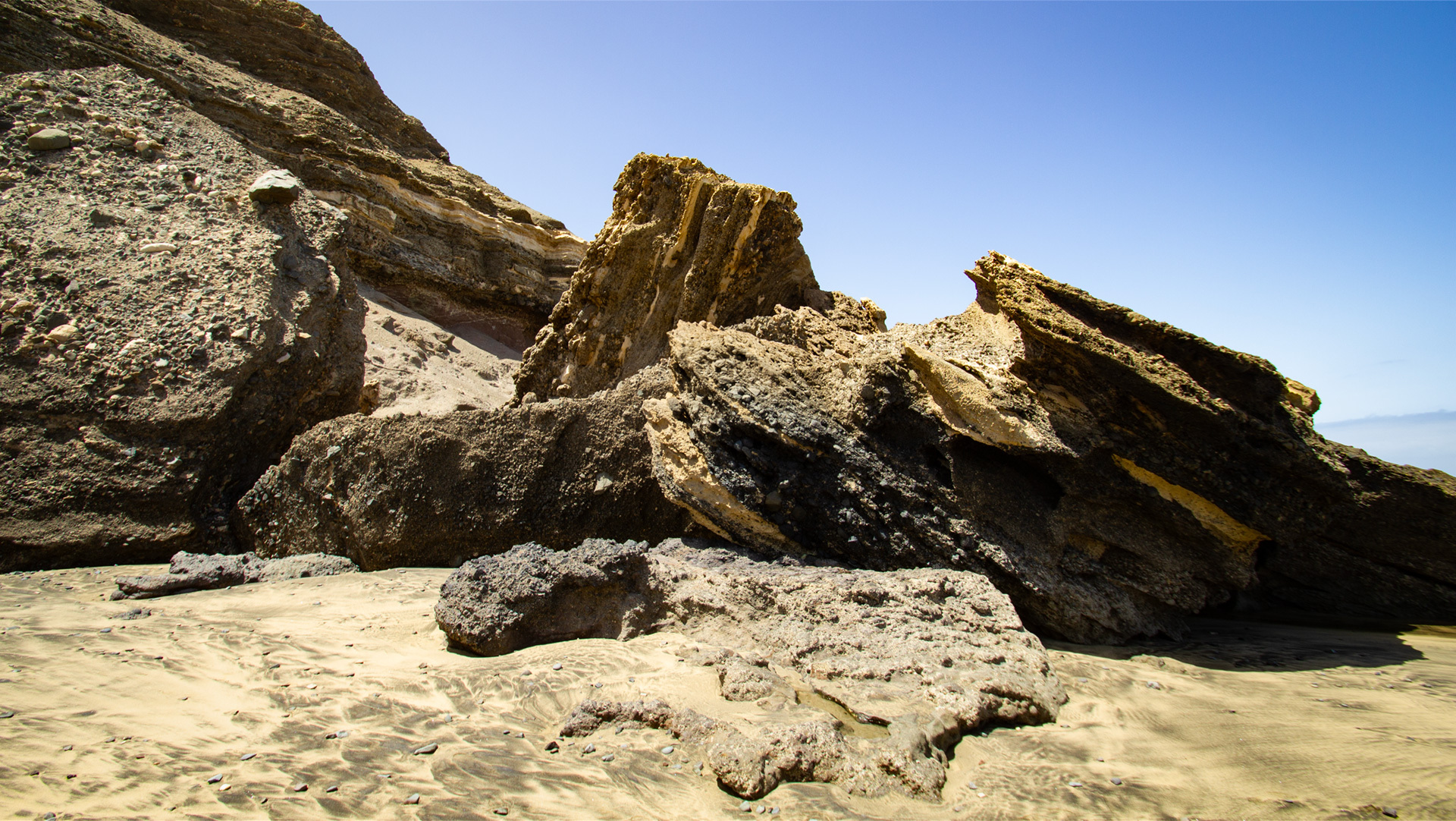 Klippen & Schichtfelsen am Strand