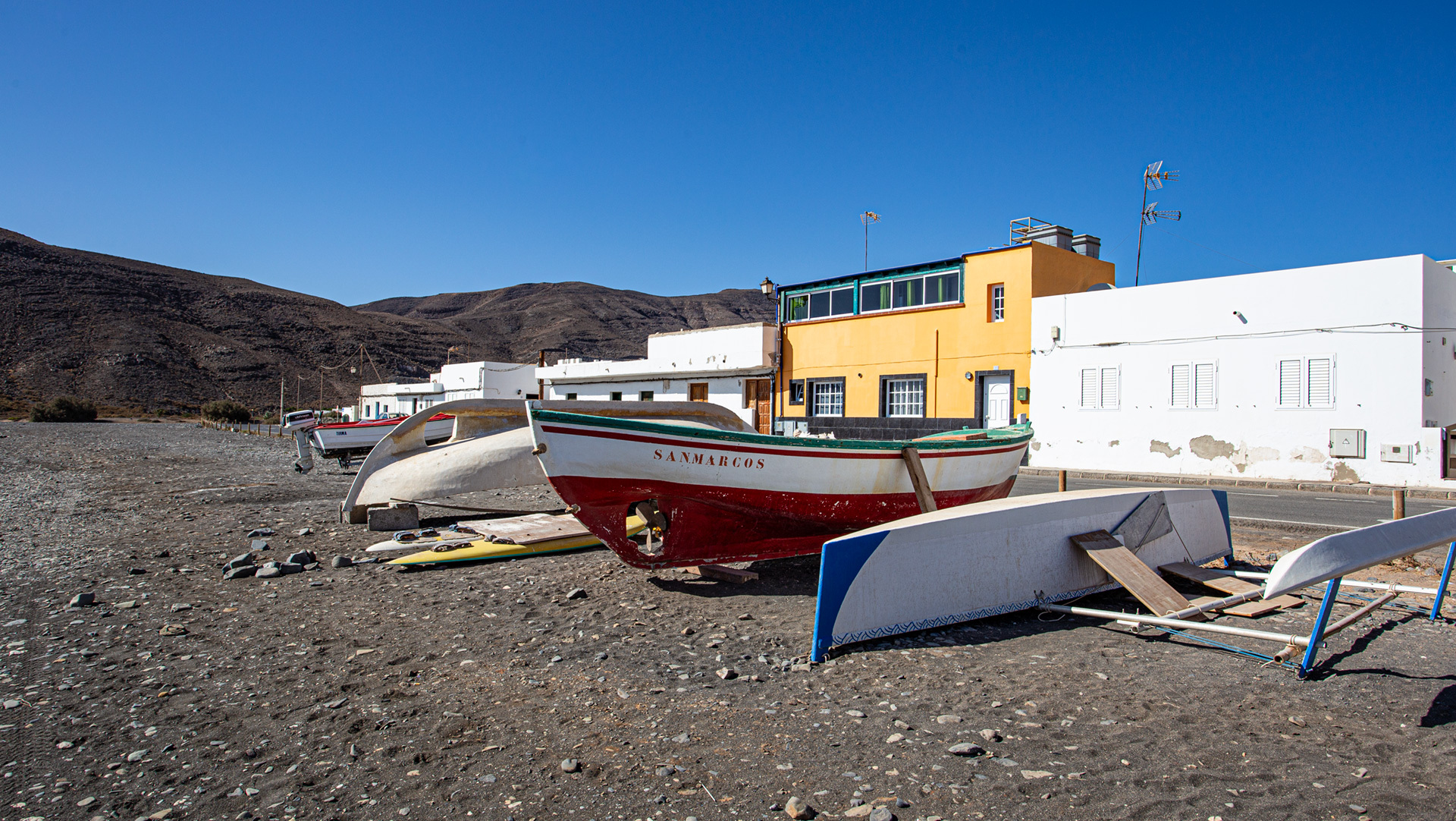 am Strand von Giniginamar