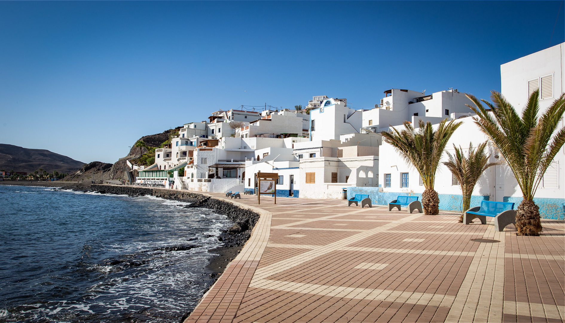 verschachtelte weiße Fischerhäuser in Las Playitas