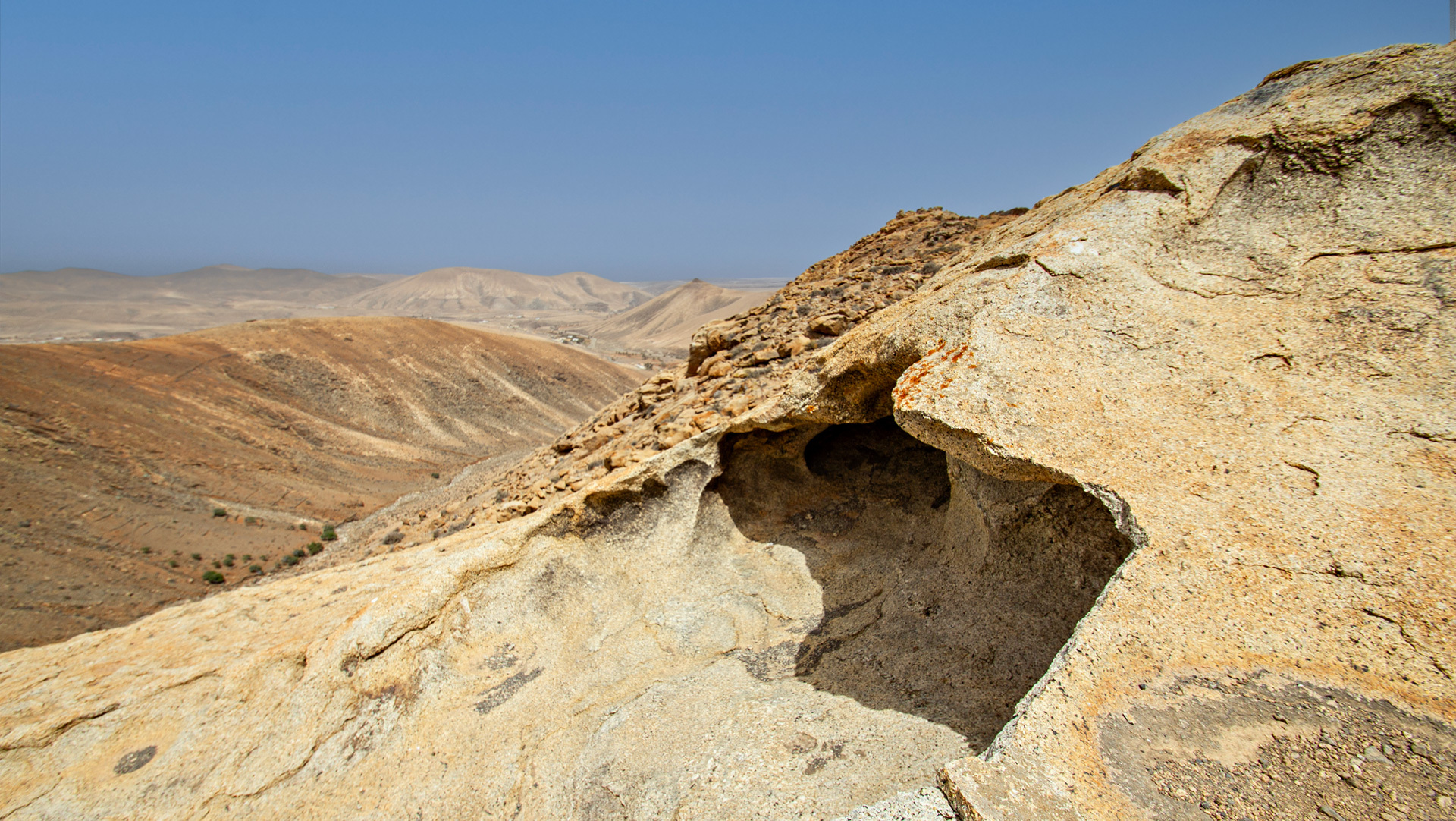 Felsen, Höhlen am Wanderweg