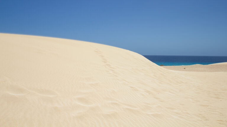 Wanderdünen prägen die Landschaft des Istmo de la Pared, Fuerteventura